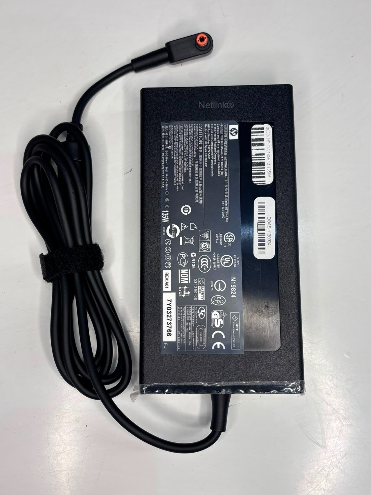 HP OW135F13 Ap13501004 AC ADAPTER LAPTOP 19V 7.1A, 5.5/2.5MM